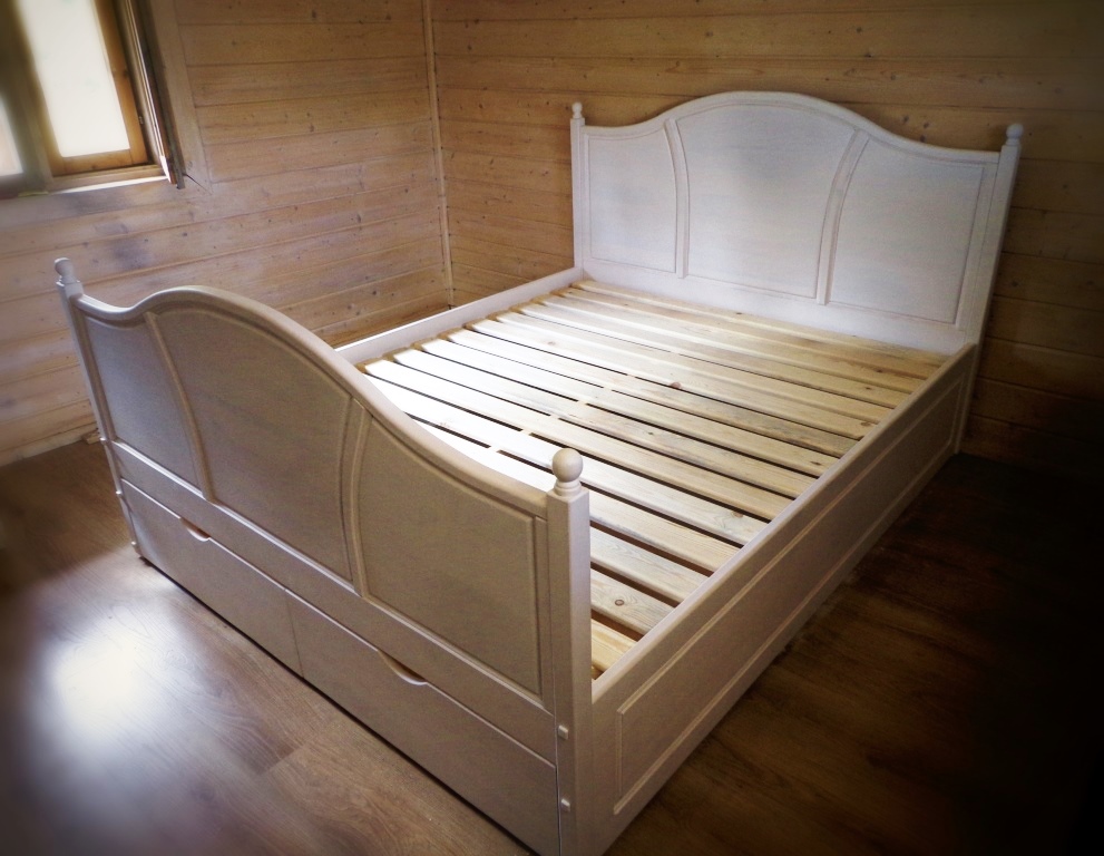 Двуспальная кровать из массива купить