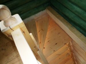 лестница из массива сосны для загородного дома