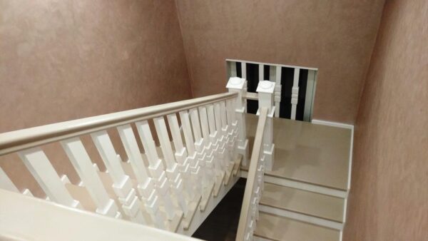 Лестница в доме из массива карельской сосны